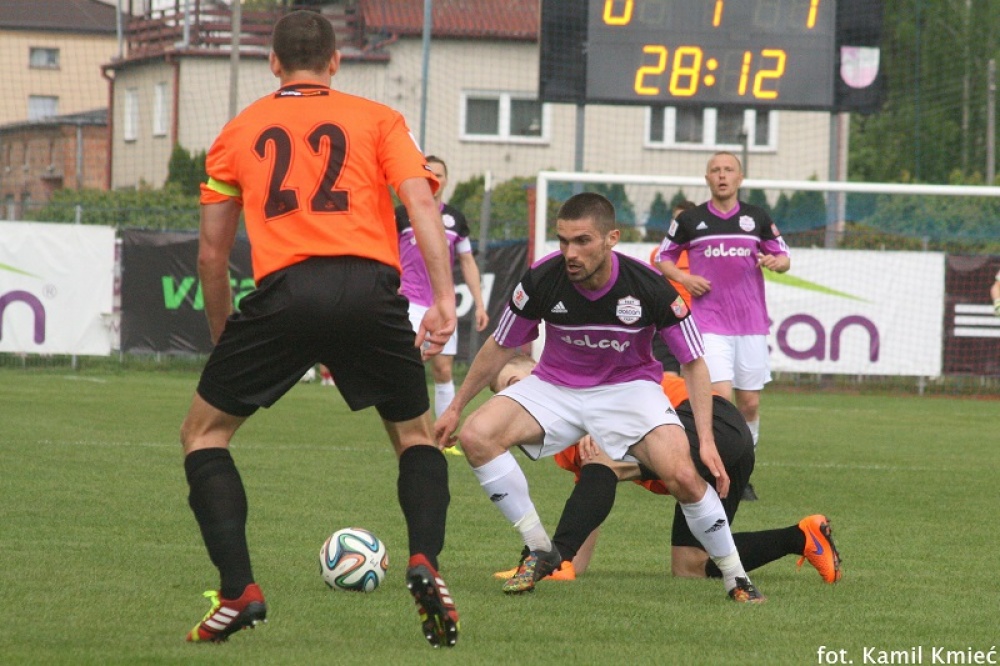 Remis na oświetlonej Dolcan Arenie